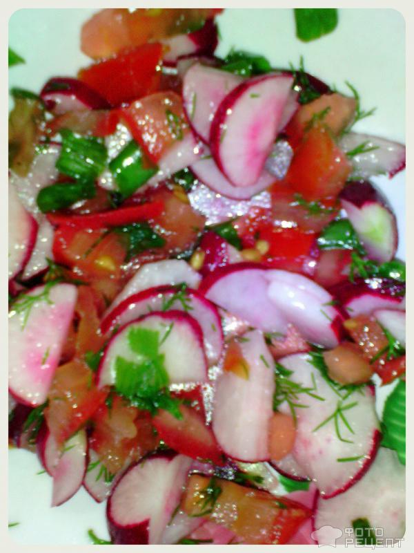 Салат из помидоров с редисом Летний фото