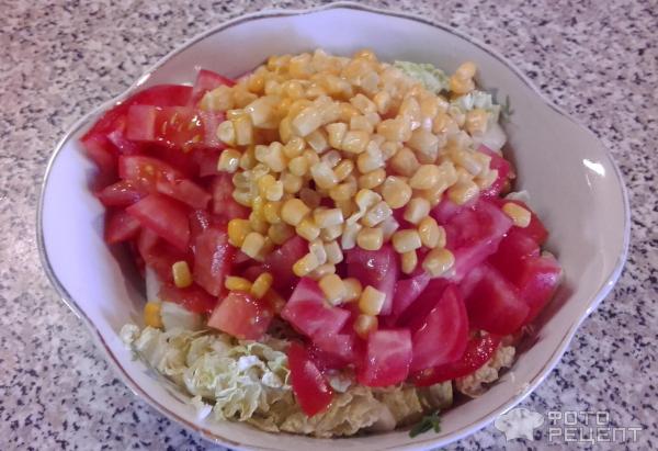 Салат из свежих овощей с любистоком фото