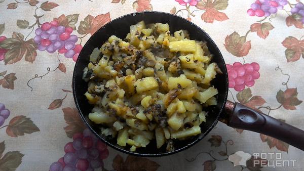 Жареная картошка с грибами и мятой готова