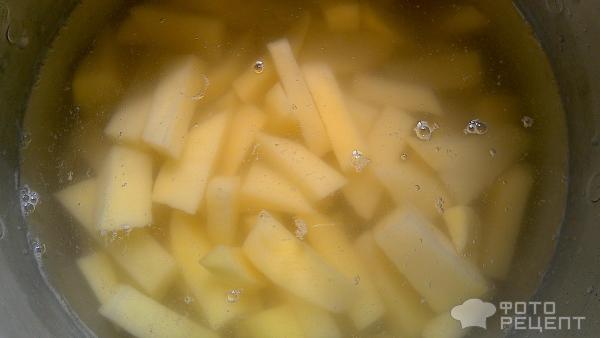 Заливаем картофель холодной водой