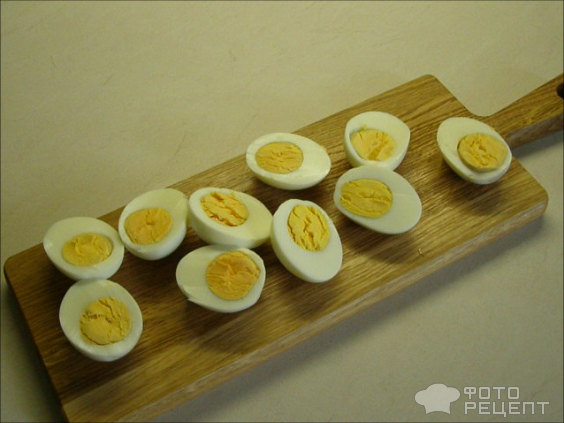 Фаршированные яйца с печенью трески фото