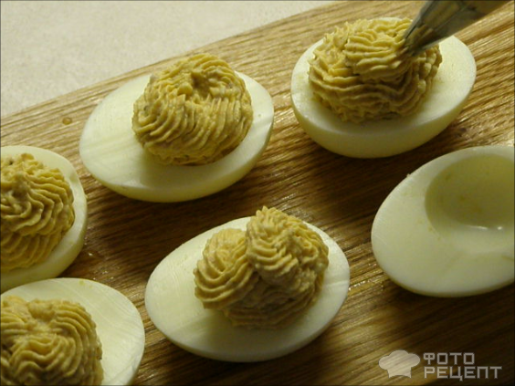 Фаршированные яйца с печенью трески фото