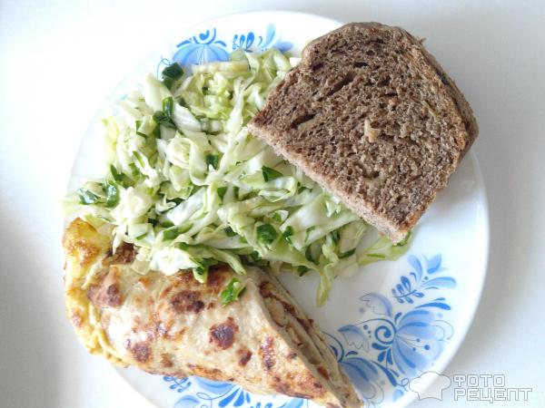 Порция бризоль с салатом и хлебом