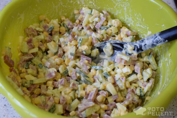 Салат с колбасой, овощами и яйцом фото