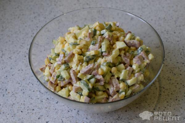 Салат с колбасой, овощами и яйцом фото