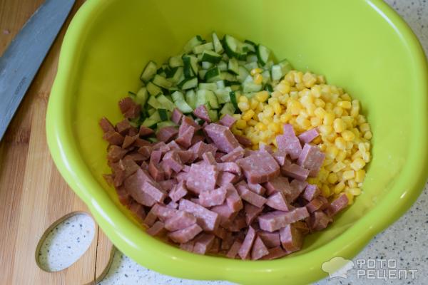 Салат с колбасой, овощами и яйцом фото