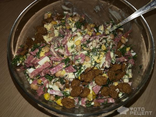 Салат с фасолью, копченой колбасой и сухариками
