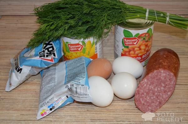 Салат с фасолью, копчёной колбасой и сухариками - Лайфхакер
