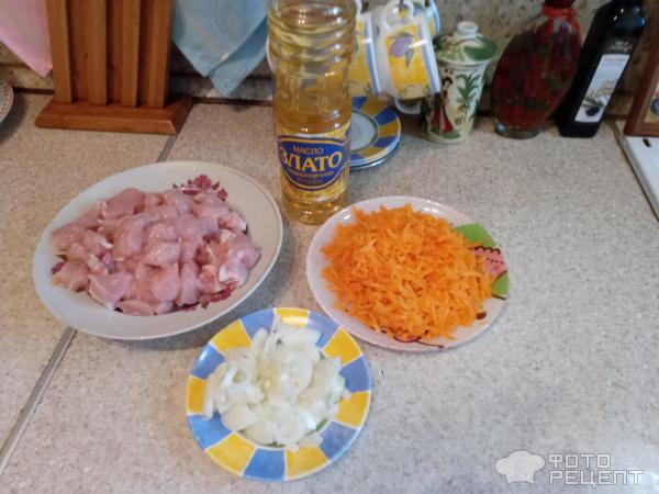 Макароны с куриным гуляшом, кабачками и салатом фото