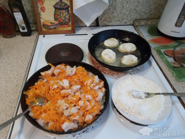 Макароны с куриным гуляшом, кабачками и салатом фото
