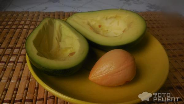 Запеченный авокадо в фольге фото