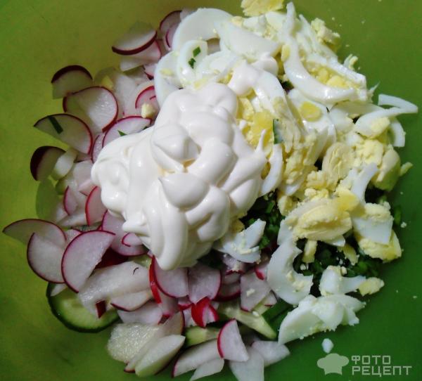 Летний салат с огурцом, яйцом и редисом фото