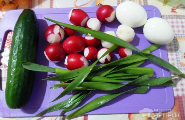 Салат с яйцом, огурцом, зелёным луком и сыром 🥗