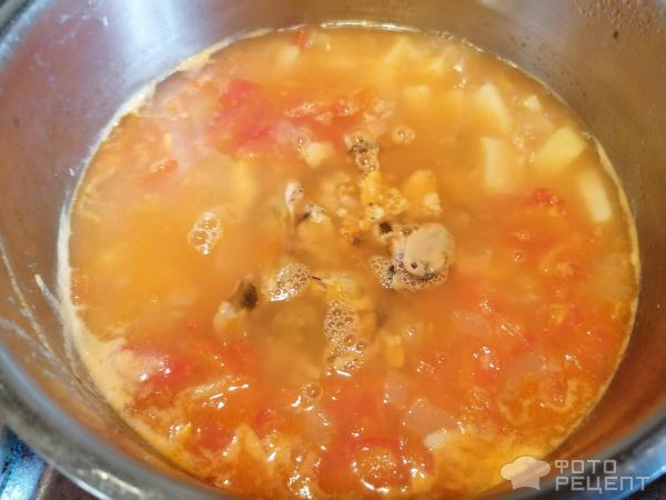 Суп с мидиями, шпинатом и помидорами фото