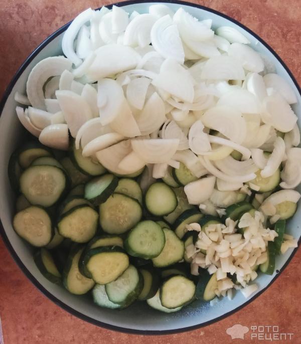 Консервированный салат из огурцов, лука и чеснока фото