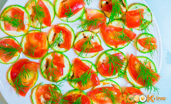 Жареные кабачки с помидорами и чесноком фото
