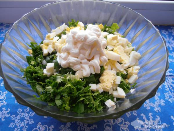Салат из листьев салата с яйцом и сметаной
