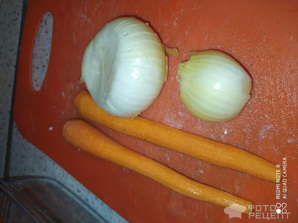 Запеченный судак кусочками с луком и морковью