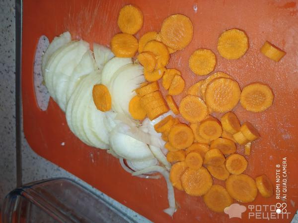 Запеченный судак кусочками с луком и морковью