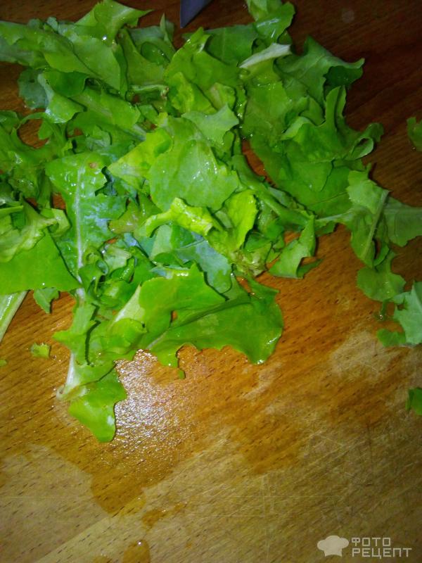 Салат из помидоров, огурца и листья салата фото