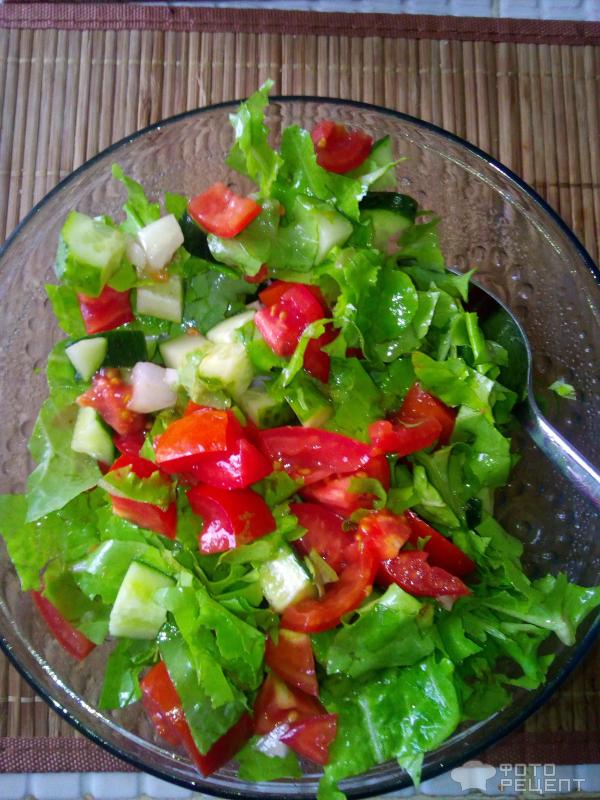 Салат из помидоров, огурца и листья салата фото