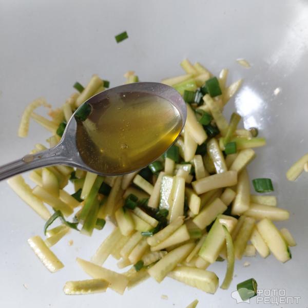 Салат из огурцов с соевым соусом фото