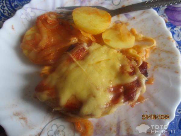 Мясо с картофелем под сыром в духовке фото