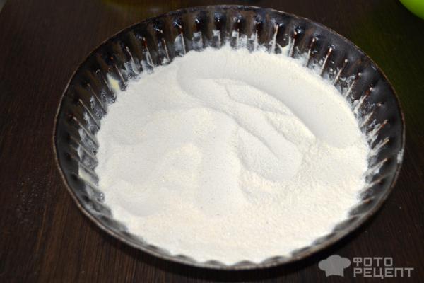Болгарский яблочный пирог из насыпного теста с манкой фото