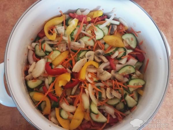 Консервированный салат из овощей и шампиньонов фото