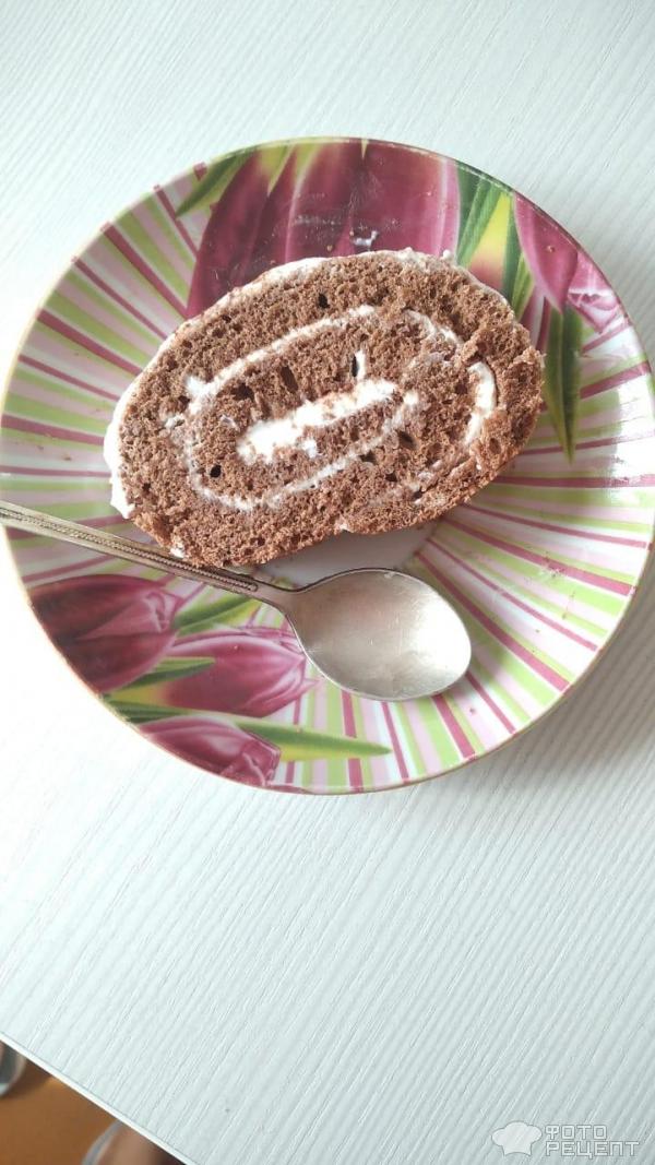 Бисквитный шоколадный рулет фото
