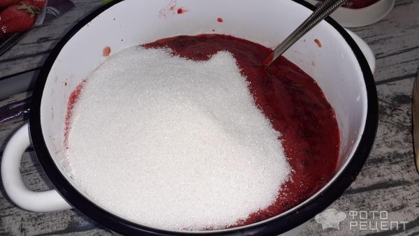 Добавляем сахар в ягодную смесь