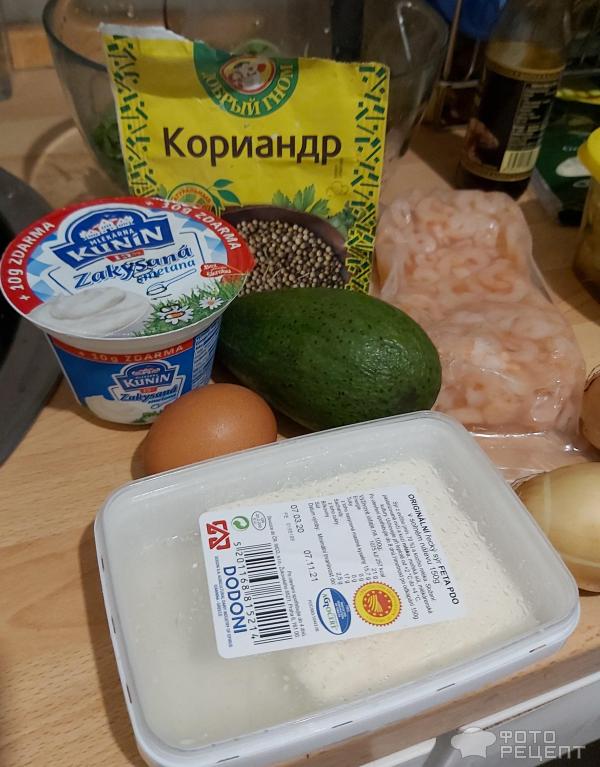 Салат Королевский с креветками, авокадо и вкусной заливкой фото