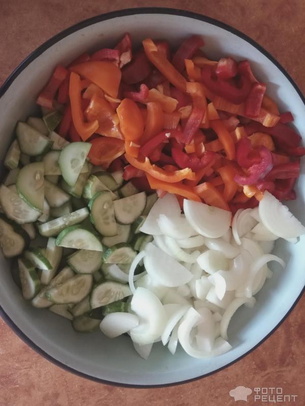 Консервированный салат из огурцов Нежинский с перцем фото