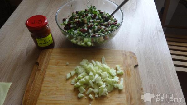 Салат с красной фасолью, яблоками и огурцами фото