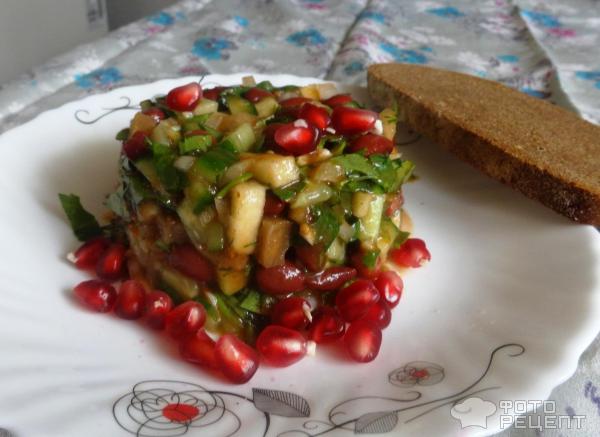 Салат с красной фасолью, яблоками и огурцами фото