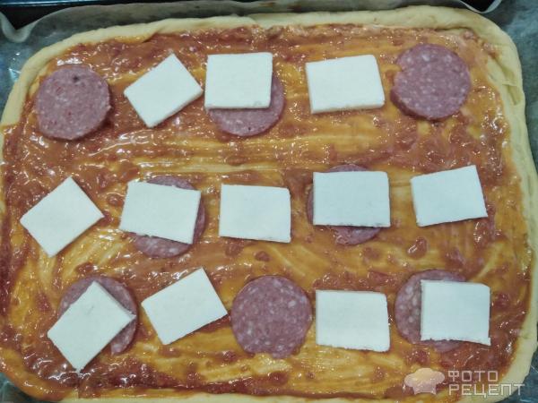 Пицца Четыре сыра с колбасой и соусом Пиканта фото