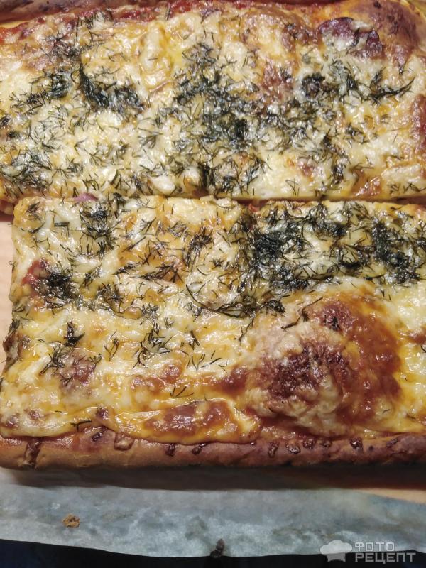 Пицца Четыре сыра с колбасой и соусом Пиканта фото