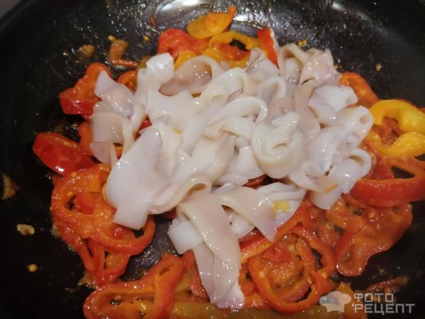 Теплый салат с кальмарами и болгарским перцем фото