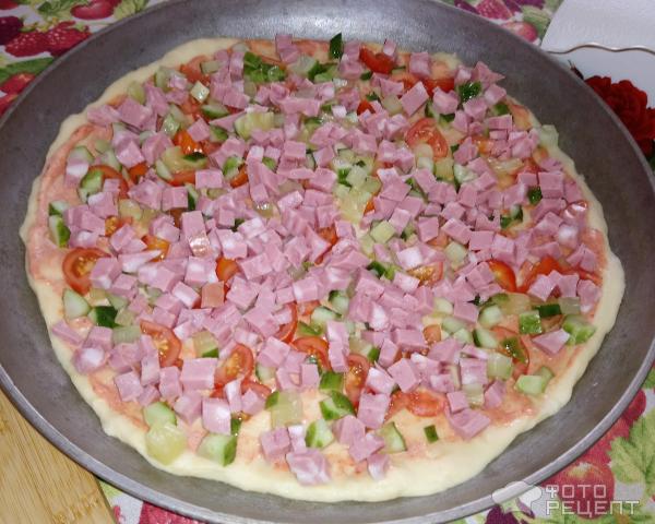 Пицца на домашнем дрожжевом тесте фото