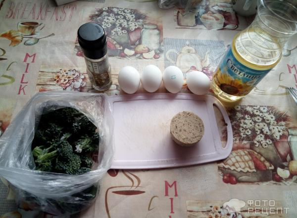 Яичница с брокколи и ливерной колбасой фото