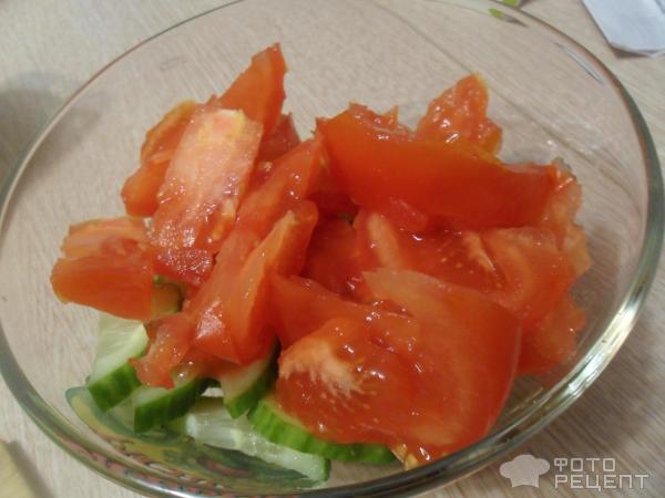 Салат из свежих огурцов с томатами и салатом фото