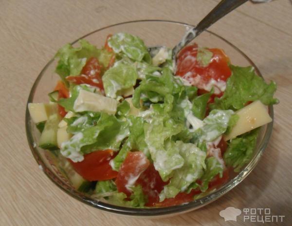 Салат из свежих огурцов с томатами и салатом фото