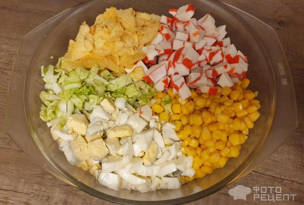 Слоеный крабовый салат с чипсами рецепт – Европейская кухня: Салаты. «Еда»