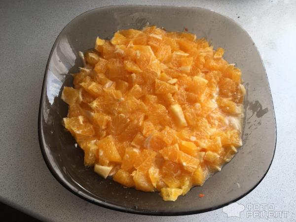 Салат с апельсином, курицей и сыром в бокале