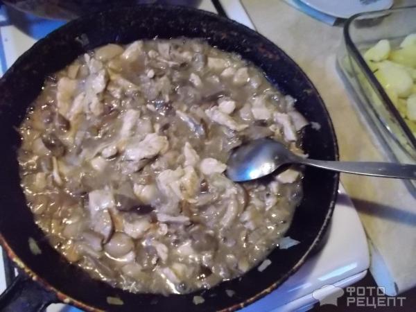 Слоеное жаркое с куриным филе и грибами фото