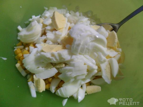 Салат из крабовых палочек с кукурузой и яйцом фото