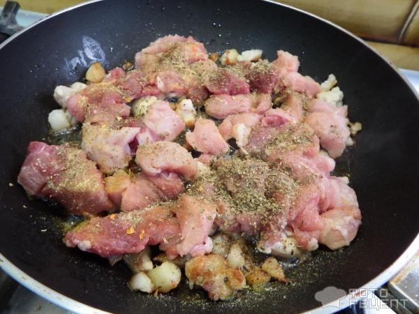 Жареная свинина с гарниром из цветной капусты фото