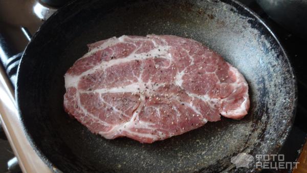 Стейк из свинины на сухой сковороде фото