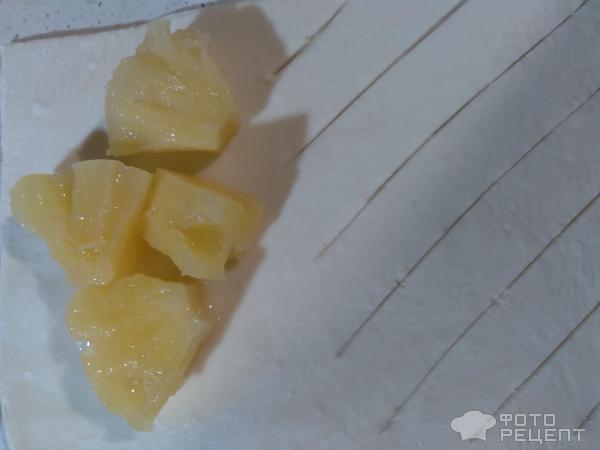 Пирожки из слоеного теста с ананасами фото
