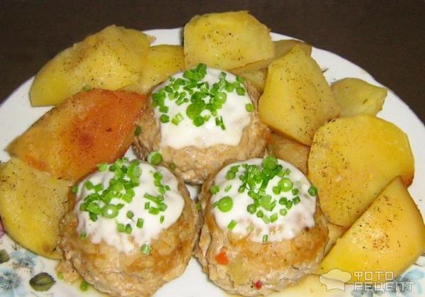 Картофель и тефтели тушеные в духовке фото